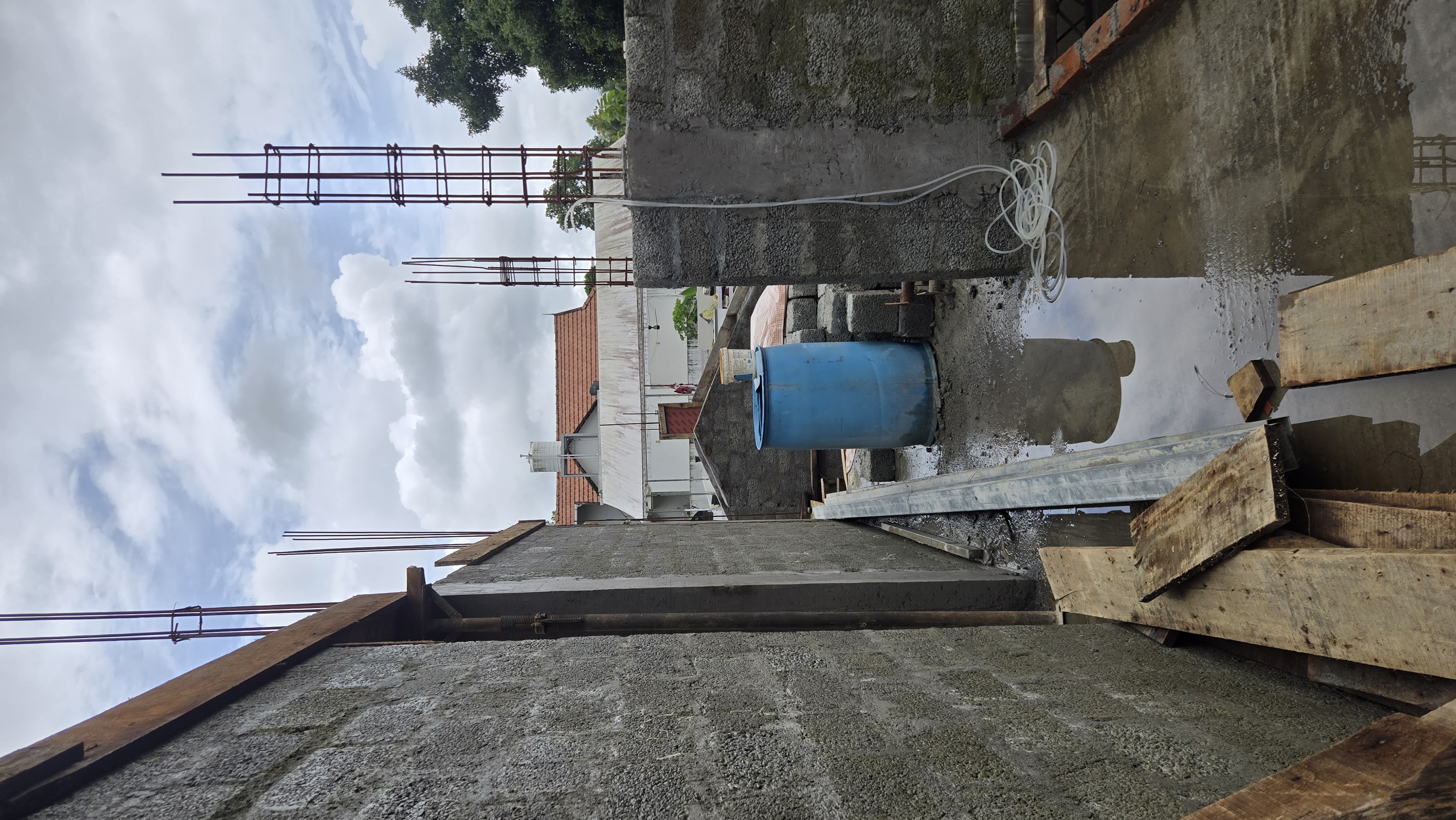 Construction-stage corridor and structure view of the residence